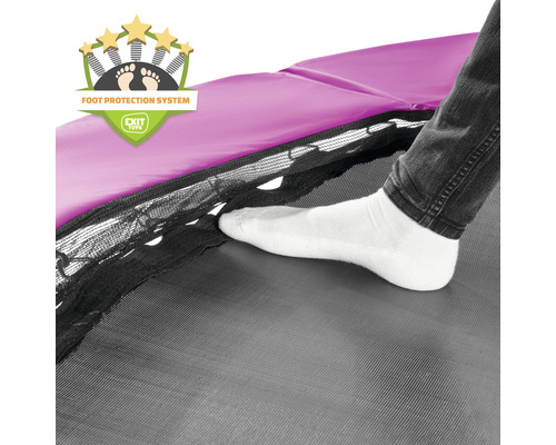 Vue détaillée d''un trampoline avec système de protection des pieds et d''une personne posant le pied sur la surface de saut