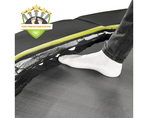 Gros plan sur le système de protection des pieds d''un trampoline de jardin.