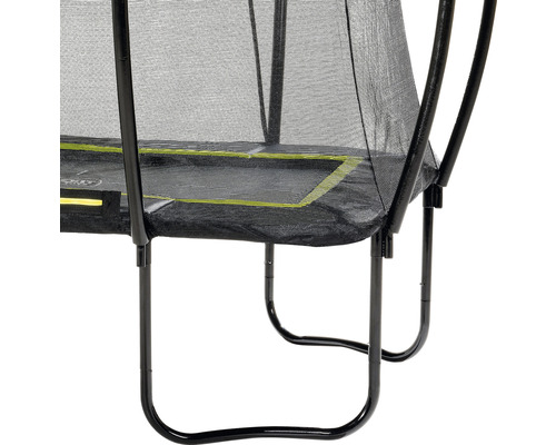Detailansicht eines Gartentrampolins mit Sicherheitsnetz und Stahlrahmen