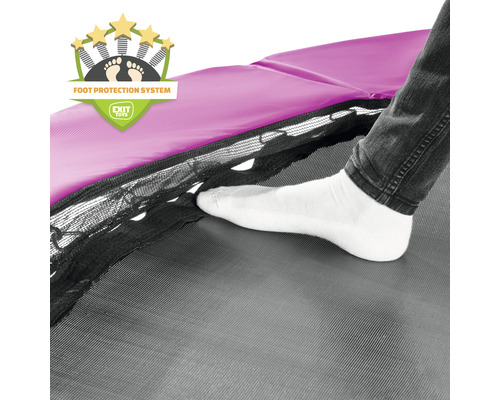 Vue détaillée d''un trampoline avec système de protection des pieds et d''une personne posant son pied dessus.