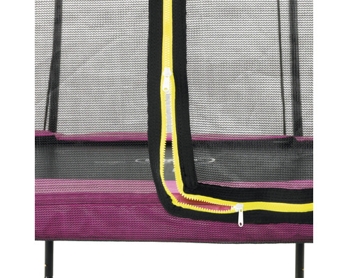 Gros plan sur un trampoline avec filet de sécurité et fermeture éclair