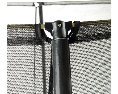 Gros plan d''un filet de sécurité de trampoline avec une structure de filet noire et des éléments de fixation.