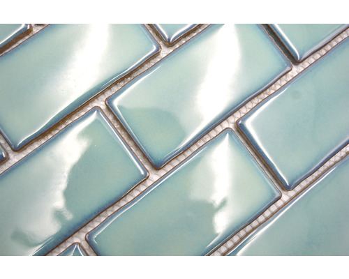 Rechteckige Keramikfliesen im Fischgrätenmuster