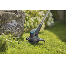 Rasentrimmer im Einsatz auf Rasenfläche im Garten.