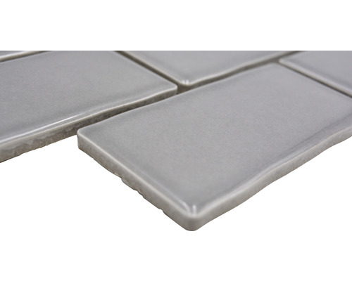 Gros plan de carreaux de céramique rectangulaires gris