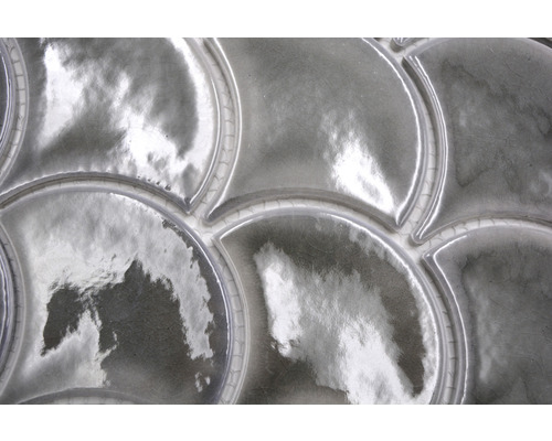 Gros plan de carreaux de mosaïque en forme d''écailles de poisson