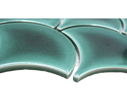 Nahaufnahme von Mosaikfliesen in Blütenblattform