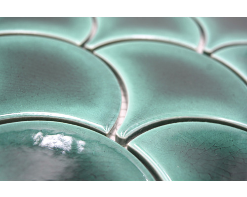 Detailaufnahme von fächerförmigen Fliesen