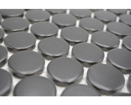 Gros plan de carreaux de mosaïque noirs sur un filet