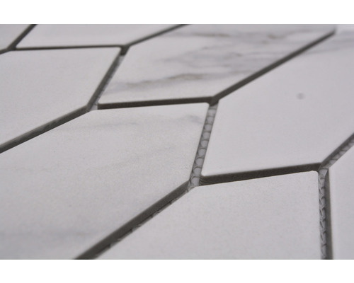 Gros plan de carreaux blancs en forme de losange