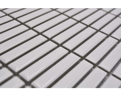 Gros plan de carreaux de mosaïque rectangulaires blancs.