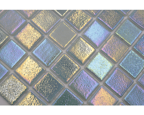 Nahaufnahme von schillernden Glasmosaikfliesen