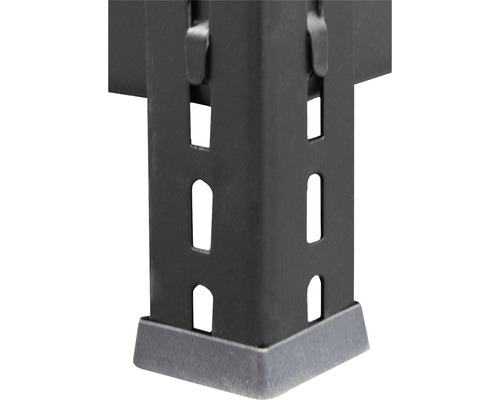 Detailaufnahme des Fusses eines schwarzen Metallregals mit Löchern zur individuellen Höhenverstellung