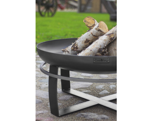 Feuerschale aus Stahl mit Holzscheiten