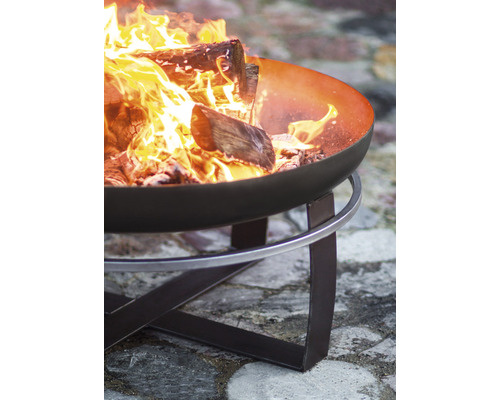 Feuerschale mit brennendem Holz auf einem Metallgestell
