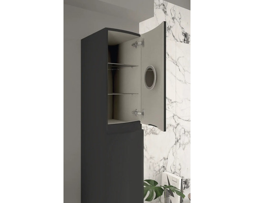 Armoire de salle de bain ouverte avec étagères et miroir