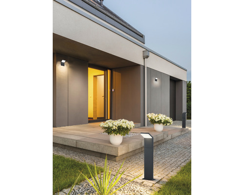 Eingangsbereich eines Hauses mit Pollerleuchten und Wandleuchten