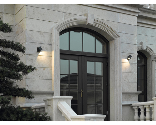 Extérieur d''une maison avec porte et appliques murales extérieures