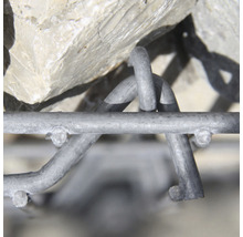 Nahaufnahme eines Gabionenbaus mit Steinen und Metallgitter
