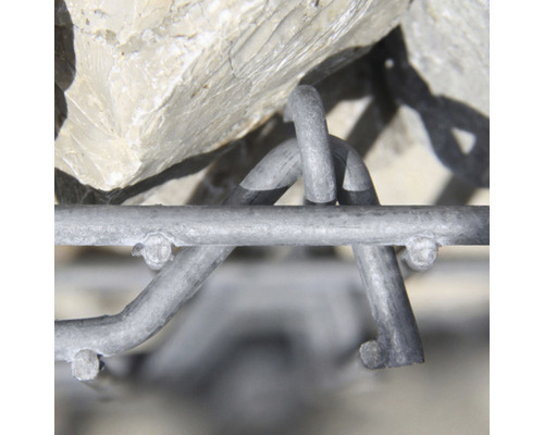 Nahaufnahme eines Gabionenbaus mit Steinen und Metallgitter