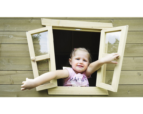 Mädchen schaut aus dem Fenster eines Spielhauses