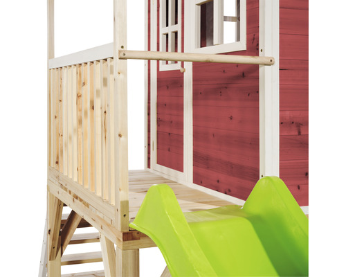 Vue détaillée d''une cabane de jeu avec toboggan et mur d''escalade