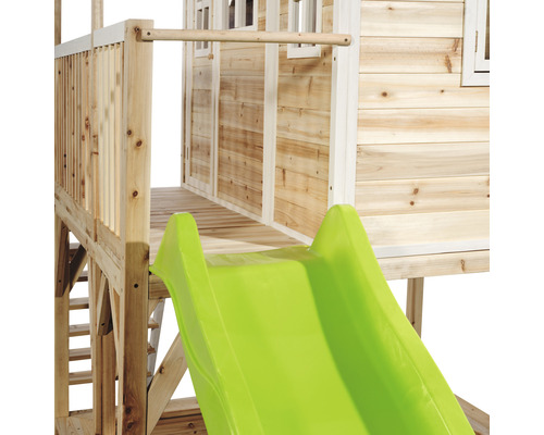 Vue détaillée d''une cabane de jeux en bois avec toboggan vert.