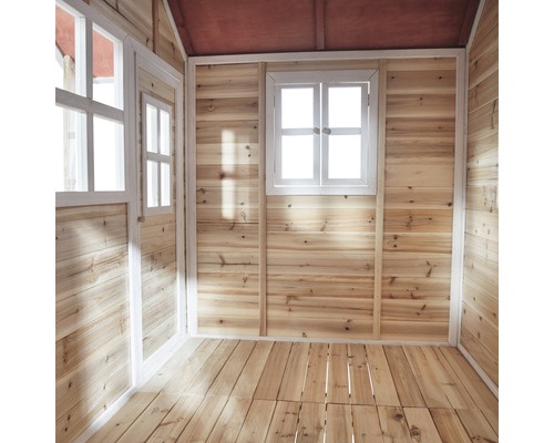 Vue intérieure d''une cabane de jeu en bois avec fenêtre et porte