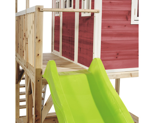 Detailansicht eines Spielhauses mit Rutsche und roter Holzverkleidung