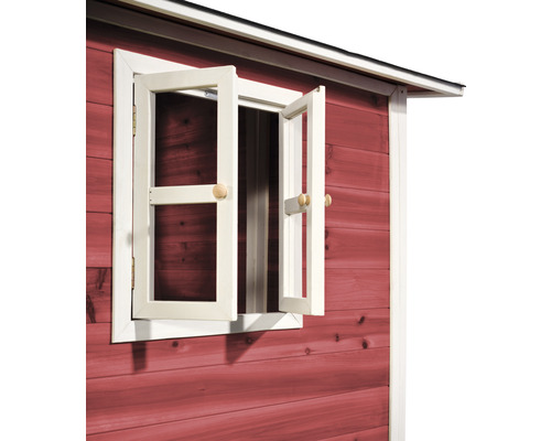 Detailansicht eines rot gestrichenen Gartenhauses mit geöffnetem Fenster