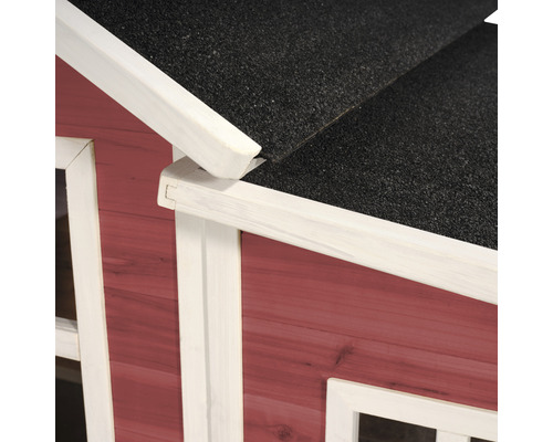 Detailansicht eines Holzspielhauses mit Dachpappe