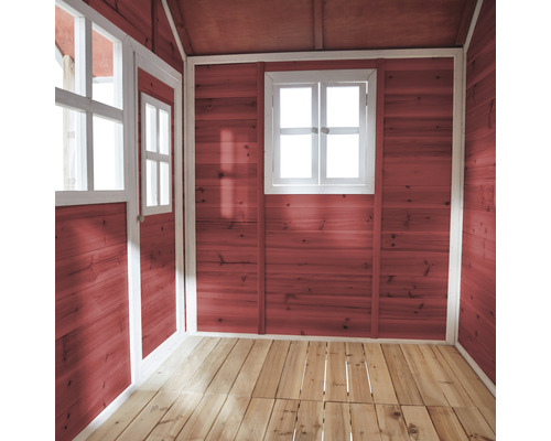 Innenraum eines Holzspielhauses mit Fenster und Holzboden