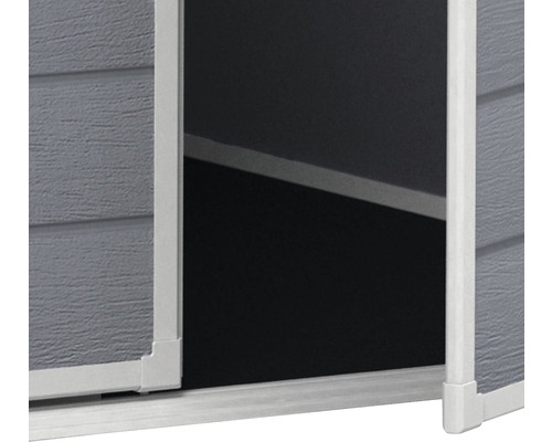 Detailansicht eines Gerätehauses mit geöffneter Tür