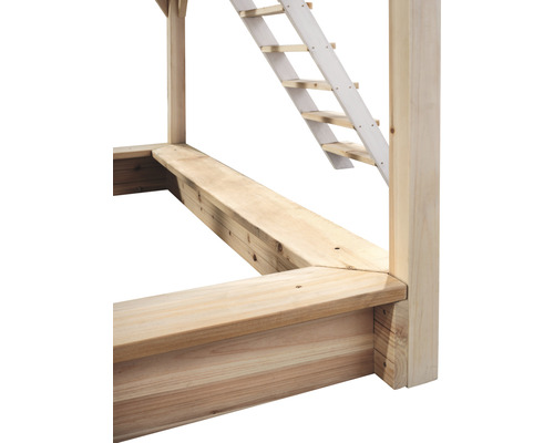 Detailansicht eines Holzspielhauses mit Leiter