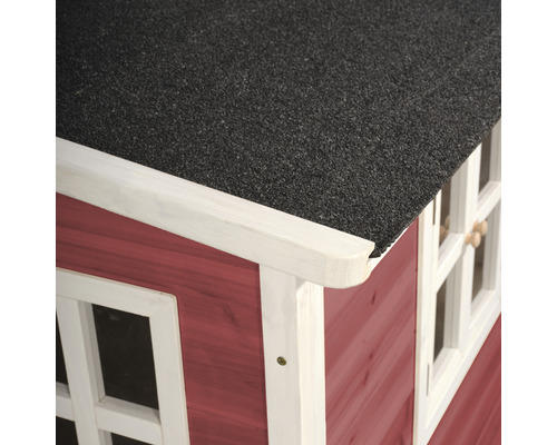 Vue détaillée d''une cabane de jeu avec carton bitumé et fenêtres