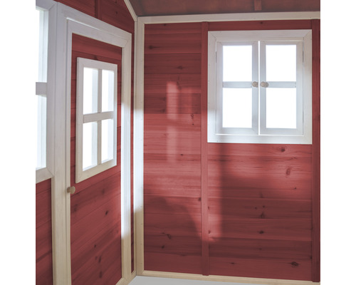 Vue intérieure d''une cabane avec fenêtres et murs en bois