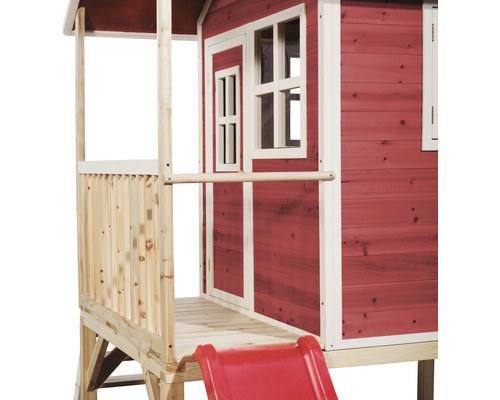 Cabane de jeu en bois avec toboggan et véranda.