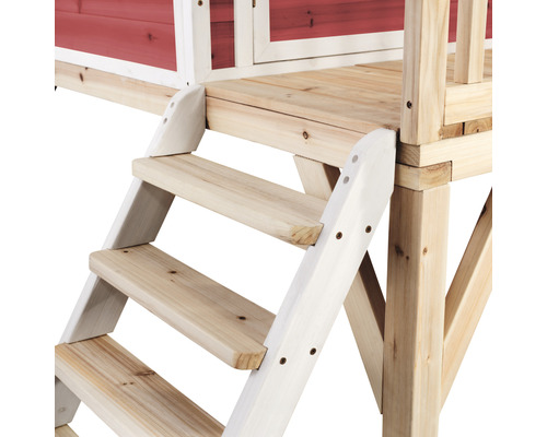 Vue détaillée d''un escalier en bois menant à une cabane de jeu