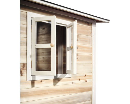 Vue détaillée d''une cabane de jardin en bois avec fenêtre ouverte