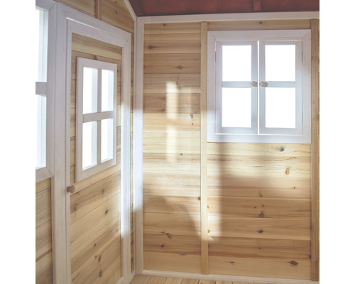 Vue intérieure d''une cabane de jeux en bois avec fenêtre et porte
