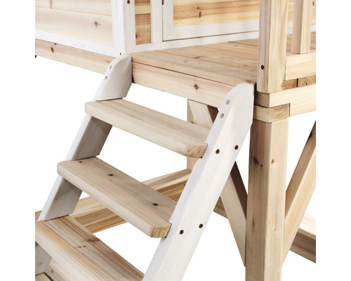 Gros plan d''un escalier en bois menant à une cabane de jeux