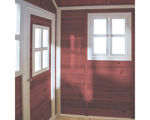 Vue intérieure d''une maison en bois avec fenêtre et porte