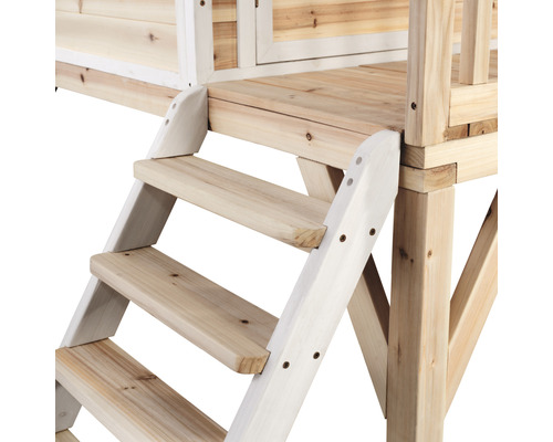 Treppe eines Holzspielhauses im Detail