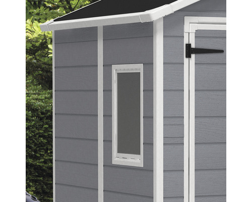 Detailansicht eines Gerätehauses mit Fenster und Türscharnier