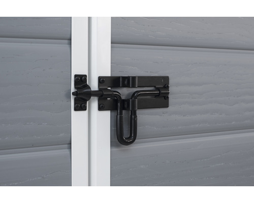 Schieberiegel aus Metall am Gartenschuppen