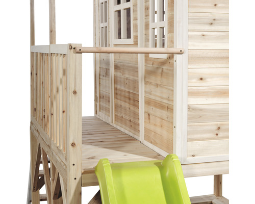 Detailansicht eines Holzspielhauses mit Rutsche