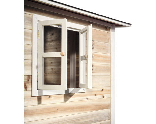 Detailansicht eines Holzgartenhauses mit offenem Fenster