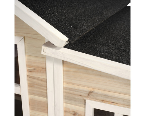 Detailansicht eines Holzspielhauses mit Bitumendach