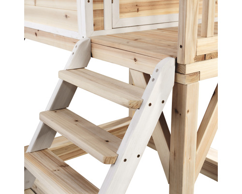 Detailaufnahme einer Holztreppe, die zu einem Spielhaus führt