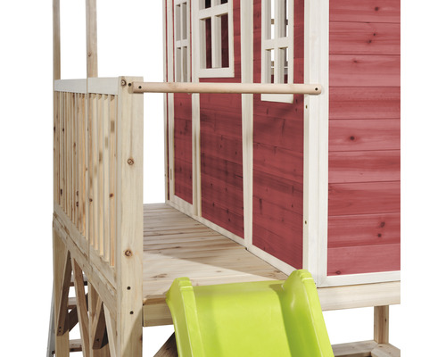 Vue détaillée d''une cabane de jeu avec toboggan et balustrade en bois.